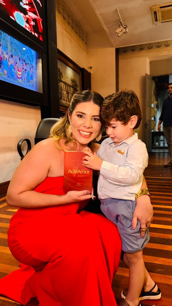 Mulher em momento de introspecção